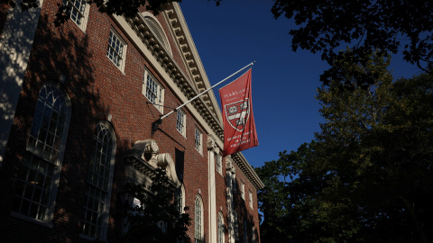 Una bandera con el escudo de la Universidad de Harvard ondea en el campus, en Cambridge (Massachusetts, EEUU).