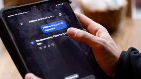EuropaPress_6485319_persona_prueba_asistente_deepseek_29_enero_2025_madrid_espana_asistente Una persona prueba el asistente DeepSeek.