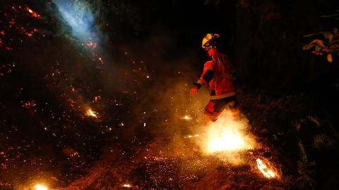 (Foto de ARCHIVO)Un bombero trabaja para la extinción del incendio, el 25 de agosto de 2025, en A Pobra de Brollón, Lugo, Galicia (España).