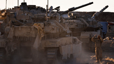 Soldados israelíes REUTERS Un soldado israelí dirige un tanque cerca de la frontera con Gaza el 4 de septiembre de 2025.