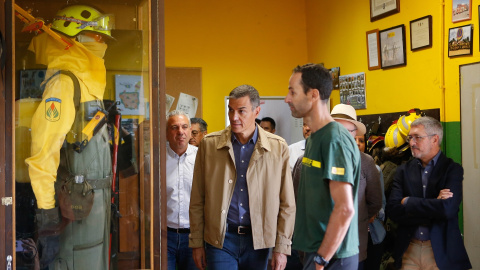 El presidente del Gobierno, Pedro Sánchez (c), visita la base de la Brigada de Refuerzo en Incendios Forestales (BRIF) de Tabuyo del Monte (León), a 5 de septiembre de 2025 El presidente del Gobierno, Pedro Sánchez (c), visita la base de la Brigada de Refuerzo en Incendios Forestales (BRIF) de Tabuyo del Monte (León), a 5 de septiembre de 2025