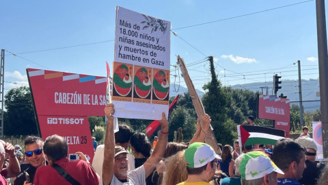 Protestas por Palestina marcan nuevamente la salida de La Vuelta en Cabezón de la Sal