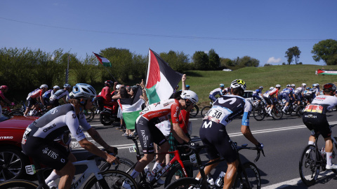 CABEZÓN DE LA SAL (CANTABRIA), 05/09/2025.- Varias personas protestan en apoyo al pueblo palestino entre los ciclistas durante la etapa 13 de la Vuelta Ciclista a España 2025 disputada entre el Cabezón de la Sal, y L'Angliru, de 202,7km de recorrido, este viernes. EFE/Javier Lizón