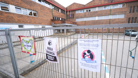 (Foto de ARCHIVO)Carteles contra el acoso en la valla del IES Torres Quevedo después de que un joven con parálisis cerebral sufriera bullying por parte de cuatro alumnos, en el IES Torres Quevedo, a 28 de marzo de 2025, en Santander, Cantabria (España). La Consejería de Educación de Cantabria ha activado el protocolo de acoso escolar y ha abierto expediente disciplinario a cuatro alumnos del instituto Torres Quevedo de Santander, por agredir a un alumno de 16 años con parálisis cerebral. Tras los hechos, un grupo de alumnos, piden la expulsión definitiva del centro.Juanma Serrano / Europa Press28 MARZO 2025;BULLING;SANTANDER;APOYO;JOVEN: PARALISIS CEREBRAL28/3/2025