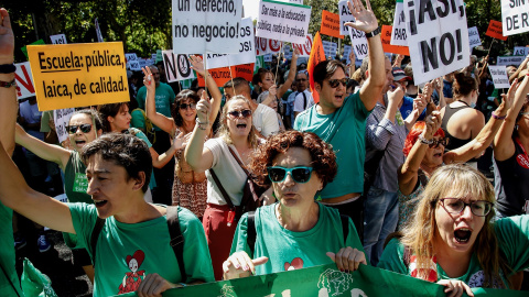 Multitud de personas, con pancartas y carteles reivindicativos durante una manifestación por los derechos de la educación pública en la Comunidad de Madrid, a 10 de septiembre de 2022, en Madrid (España).