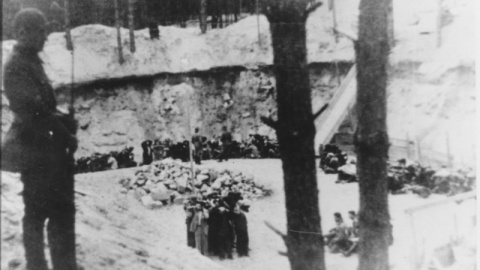 Colaboradores lituanos vigilan a judíos antes de su ejecución. Ponary, junio-julio, 1941