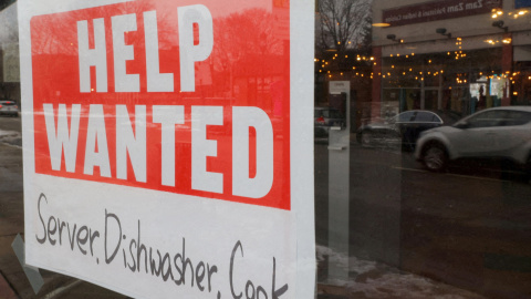 Un letrero de “Help Wanted” en la ventana de un restaurante en la localidad de Medford (Massachusetts, EEUU). Un letrero de “Help Wanted” en la ventana de un restaurante en la localidad de Medford (Massachusetts, EEUU).