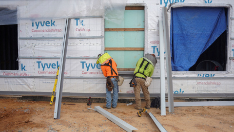 Dos trabajadores de la construcción en una obra en Mobile (Alabama, EEUU). Dos trabajadores de la construcción en una obra en Mobile (Alabama, EEUU).