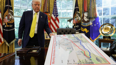 El presidente de EEUU, Donald Trump, con unas gráficas en una presentación de datos económicos en el Despacho Oval de la Casa Blanca, en Washington DC. El presidente de EEUU, Donald Trump, con unas gráficas en una presentación de datos económicos en el Despacho Oval de la Casa Blanca, en Washington DC.
