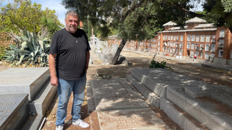 Javier Jara posa junto a la sepultura de Theodor Adrian Von Renteln en el Cementerio Civil de Madrid