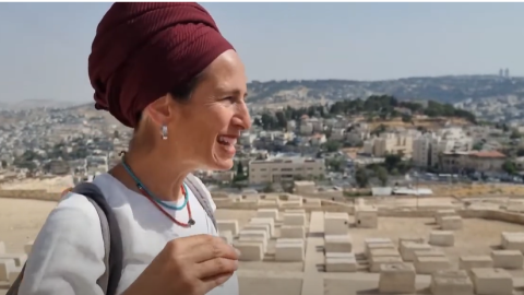Tziporah Piltz durante un tour por Jerusalén Este en un fotograma del canal de YouTube צפורה פילץ