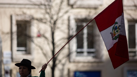 Una mujer sostiene una bandera de Perú en una imagen de archivo.LUIS SOTO / ZUMA PRESS / CONTACTOPHOTO26/1/2023 ONLY FOR USE IN SPAIN