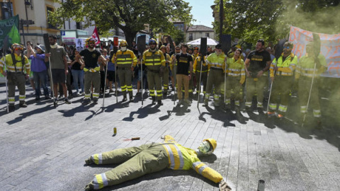Marcha pacífica de bomberos forestales en León Cerca de un millar de personas se han concentrado en la plaza de la Regla de León para apoyar la marcha convocada por la Asociación de Trabajadores de Incendios Forestales de Castilla y León (ATIFCYL)