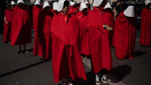 EuropaPress_6937423_decenas_personas_marcha_contra_explotacion_reproductiva_mujeres_compraventa Decenas de personas durante la marcha contra la explotación reproductiva de las mujeres y la compraventa de bebés, en la Plaza de Callao, a 6 de septiembre de 2025, en Madrid (España).