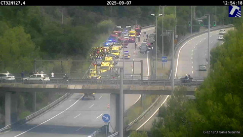 Accidente autocar en Santa Susanna Un autocar ha volcado y se ha salido de la carretera cuando circulaba por la autopista C-32 a la altura de Santa Susanna (Barcelona)
