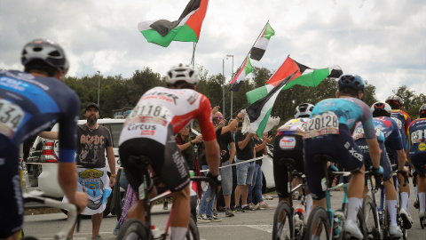 Activistas propalestinos durante la 15ª etapa de la Vuelta en Vegadeo (Asturias). Activistas propalestinos durante la 15ª etapa de la Vuelta en Vegadeo (Asturias).