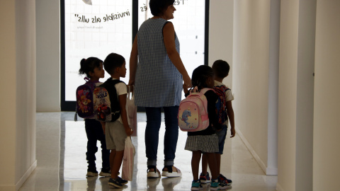 Una professora amb alumnes a la nova escola El Roser del Poal Una professora amb alumnes a la nova escola El Roser del Poal