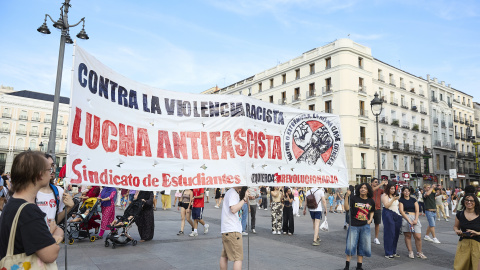 EuropaPress_6865213_varias_personas_manifestacion_contra_xenofobia_19_julio_2025_madrid_espana Concentración bajo el lema "Contra el terrorismo racista, comunidad antirracista" ante la persecución de personas migrantes acontecidas en Torre Pacheco. Madrid (España). Imagen de archivo.