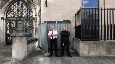 Guardias de seguridad tapan la nueva obra de Banksy en Londres. Guardias de seguridad tapan la nueva obra de Banksy en Londres.