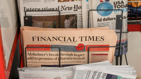 Ejemplares del periódico económico británico 'Financial Times', en un quiosco de prensa en Londres. Ejemplares del periódico económico británico 'Financial Times', en un quiosco de prensa en Londres.