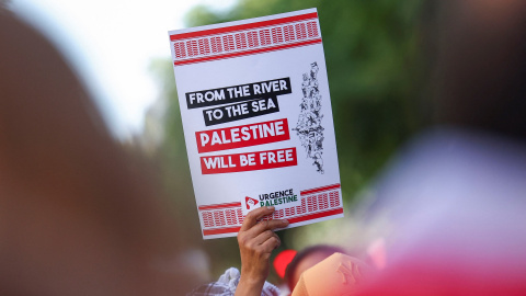 Un manifestante levanta una pancarta a favor de Palestina, en una marcha en París contra el genocidio israelí en la Franja de Gaza, el París. Un manifestante levanta una pancarta a favor de Palestina, en una marcha en París contra el genocidio israelí en la Franja de Gaza, el París.