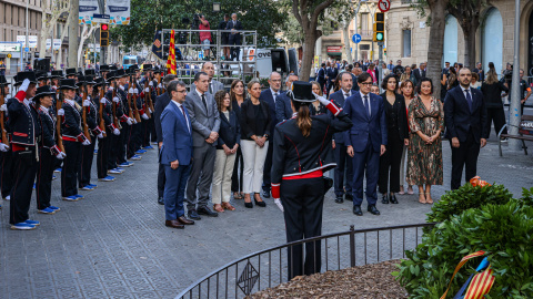 El Govern de la Generalitat, amb el president Salvador Illa al capdavant, fent l'ofrena floral al monument a Rafael Casanova de Barcelona, l'any passat