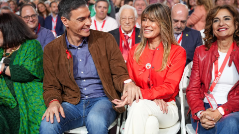 (Foto de ARCHIVO)El Presidente del Gobierno, Pedro Sánchez, y su esposa Begoña Gómez durante la clausura del 41º Congreso Federal del PSOE en el Palacio de Congresos y Exposiciones. A 1 de diciembre de 2024, en Sevilla, Andalucía (España). El 41º Congreso Federal del PSOE concluye en Sevilla con su jornada de clausura celebrada en Fibes. Durante el evento, se trazaron las líneas estratégicas del partido para los próximos años, destacando el compromiso con las políticas sociales, la igualdad y la sostenibilidad. La clausura contó con la presencia de destacados líderes socialistas y delegados de todo el país.Francisco J. Olmo / Europa Press01/12/2024