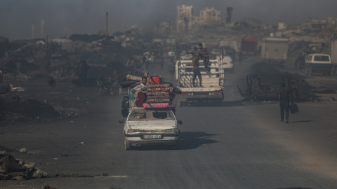 Palestinos desplazados transportan sus pertenencias en un vehículo mientras huyen de una operación militar israelí tras una orden de evacuación.Omar Ashtawy/APA Images via ZUMA / DPA09/9/2025 ONLY FOR USE IN SPAIN