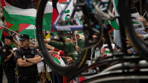 Concentración contra la participación de Israel en la Vuelta Ciclista de España, en Pontevedra, Galicia (España).