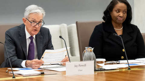 El presidente de la Reserva Federal,  Jerome Powell, con la gobernadora Lisa Cook.