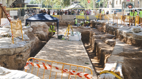 Vista general d'un tram de la muralla Vista general d'un tram de la muralla