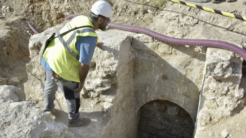 EuropaPress_5374138_arqueologo_trabaja_restos_arqueologicos_siglos_xiii_xviii_rambla_agosto (2) Visita a los resto arqueológicos del los siglos XIII-XVIII en La Rambla, Barcelona.