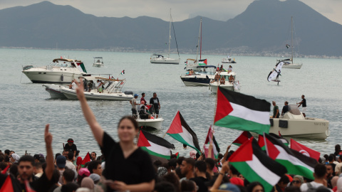 Flotilla Gaza Manifestantes pro-palestinos asisten a una concentración en apoyo a la Flotilla Global Sumud en el puerto de Sidi Bou Said, Túnez, este miércoles.