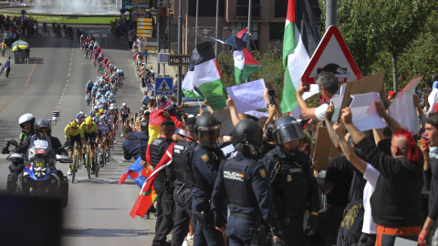 Decenas de personas protestan contra Israel al paso del pelotón por Ponferrada (León). Decenas de personas protestan contra Israel al paso del pelotón por Ponferrada (León)