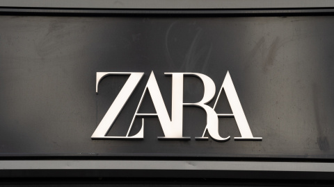 El logo de Zara, la principal marca de Inditex, en una tienda en el centro de Barcelona. El logo de Zara, la principal marca de Inditex, en una tienda en el centro de Barcelona.