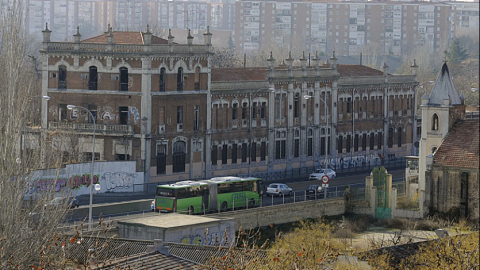 Pabellón Muñoz Grandes, poco antes de su demolición en 2012 para la especulativa Operación Campamento. Pabellón Muñoz Grandes, poco antes de su demolición en 2012 para la especulativa Operación Campamento.