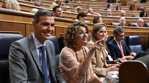 El presidente del Gobierno, Pedro Sánchez, junto a la vicepresidenta primera y ministra de Hacienda María Jesús Montero; durante la primera sesión de control del nuevo período de sesiones en el Congreso. El presidente del Gobierno, Pedro Sánchez, junto a la vicepresidenta primera y ministra de Hacienda María Jesús Montero; durante la primera sesión de control del nuevo período de sesiones en el Congreso.