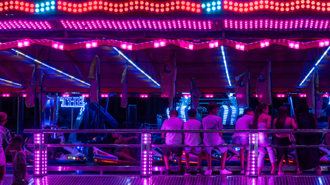 Unos jóvenes frente a unos coches de choque en Antequera (Málaga). Unos jóvenes frente a unos coches de choque en Antequera (Málaga).