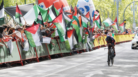 Un ciclista pasa entre los manifestantes durante la 18ª etapa de la Vuelta a España, a 11 de septiembre de 2025, en Valladolid.