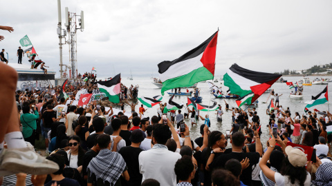 La Flotilla en Túnez. La gente se congrega esperando la salida de la Flotilla en el puerto de Sidi Bou Said, Túnez.