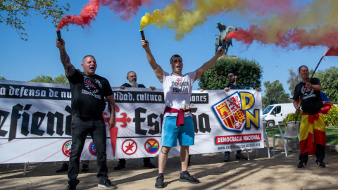 Manifestantes durante la concentración del grupo Democracia Nacional en Montjuïc, a 12 de octubre de 2023, en Barcelona, Catalunya.