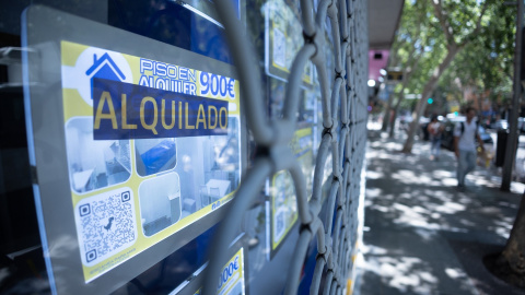 (Foto de ARCHIVO) Escaparate de una inmobiliaria, a 10 de julio de 2025, en Madrid (España). El precio de la vivienda usada en venta subió un 0,5% en junio frente al mes previo y un 7,5% más en tasa interanual, hasta los 2.041 euros por metro cuadrado. En (Foto de ARCHIVO)Escaparate de una inmobiliaria, a 10 de julio de 2025, en Madrid (España). El precio de la vivienda usada en venta subió un 0,5% en junio frente al mes previo y un 7,5% más en tasa interanual, hasta los 2.041 euros por metro cuadrado. En el segundo trimestre del año, el incremento fue del 1,5%, con 44 provincias registrando precios más altos que en el trimestre anterior. La causa detrás de esta alza es el desequilibrio entre oferta y demanda. En zonas tensionadas, la demanda cuadruplica a la oferta, con solo 120.000 viviendas construidas en 2025, frente a las 600.000 necesarias.Eduardo Parra / Europa Press10 JULIO 2025;INMOBILIARIAS;VIVIENDA;ALQUILADA;ALQUILER;RECURSOS10/7/2025