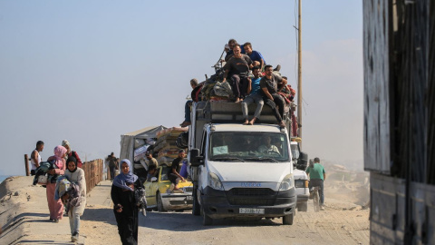 Palestinos transportan sus pertenencias mientras evacuan la ciudad de Gaza.
