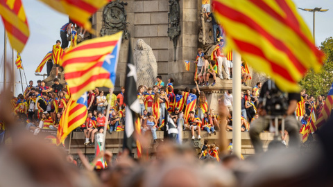 Manifestant al monument a Colom durant la Diada de l'11 de setembre de 2025.
