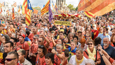 Cientos de personas durante la manifestación convocada por la ANC en Barcelona. Cientos de personas durante la manifestación convocada por la ANC en Barcelona.