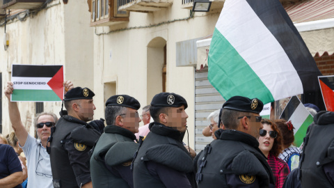 Un grupo de personas se manifiestan a favor de Palestina en la Vuelta. Un grupo de personas se manifiestan a favor de Palestina en la Vuelta.
