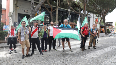Un grupo de activistas de Ecologistas en Acción en Navacerrada durante la 20ª etapa de la Vuelta Ciclista a España