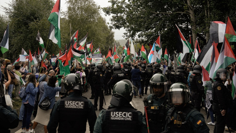 Decenas de personas durante una concentración contra la participación de Israel en la Vuelta Ciclista de España, en el Alto de San Cosme en Mos.