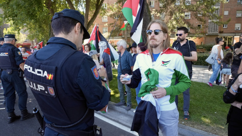 La Policía Nacional identifica al secretario de Organización y portavoz de Podemos, Pablo Fernández, en Valladolid.