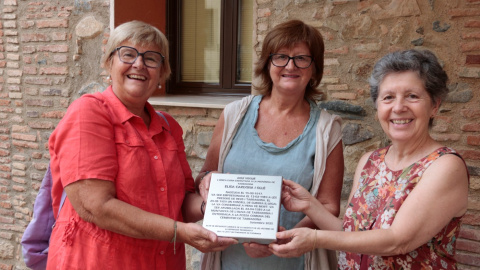 Montserrat i Pilar Camarassa, a l'esquerra i al centre, sostenen la la llamborda en record d'Elisa Cardona, la seva tieta.